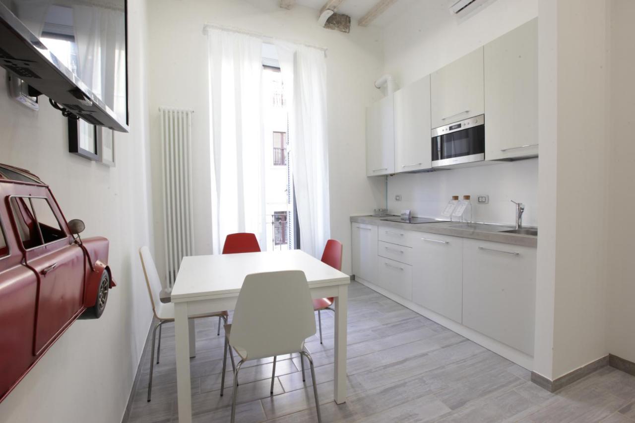Amazing Apartment In City Center With Balcony Milão Exterior foto