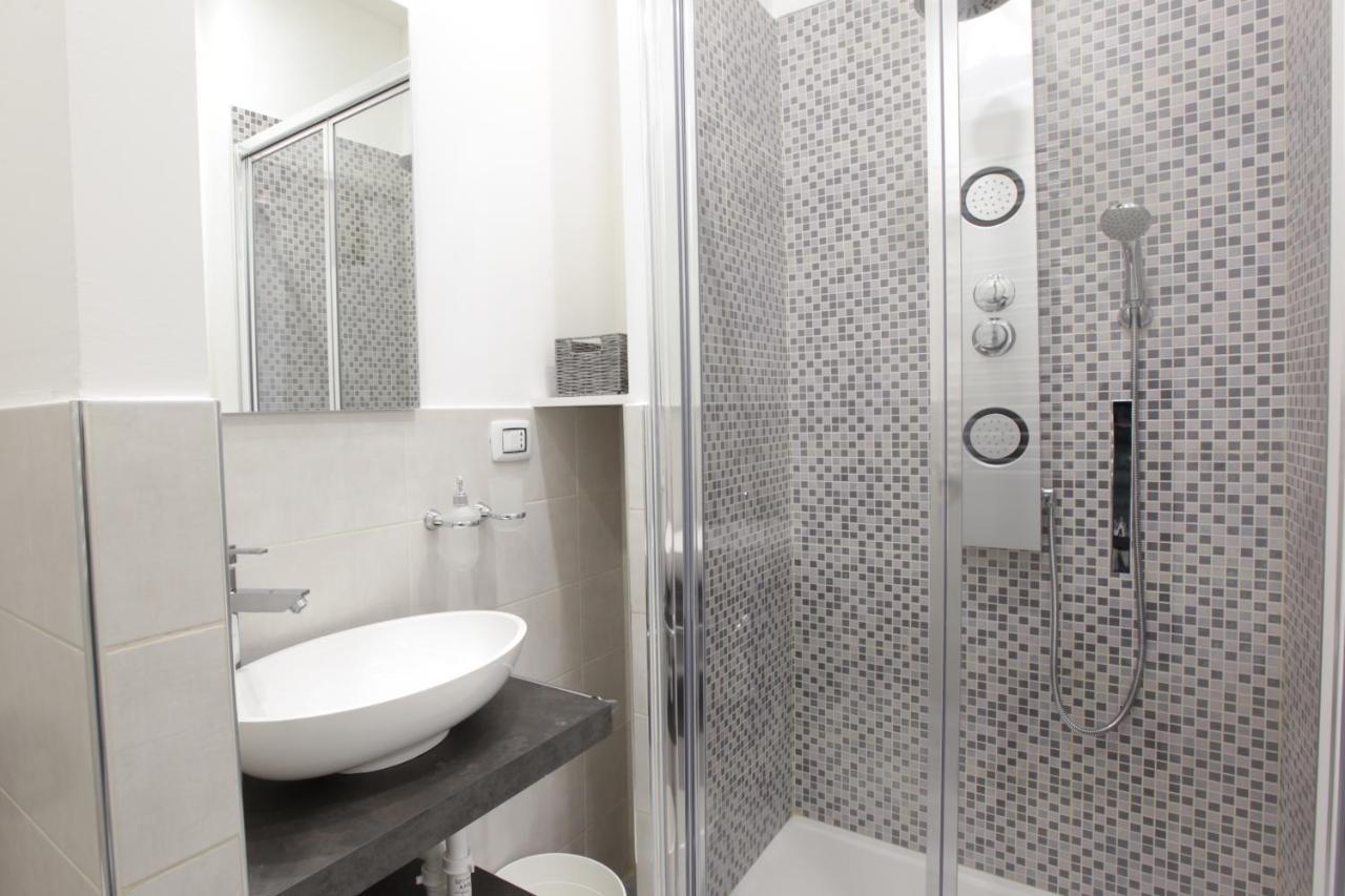 Amazing Apartment In City Center With Balcony Milão Exterior foto