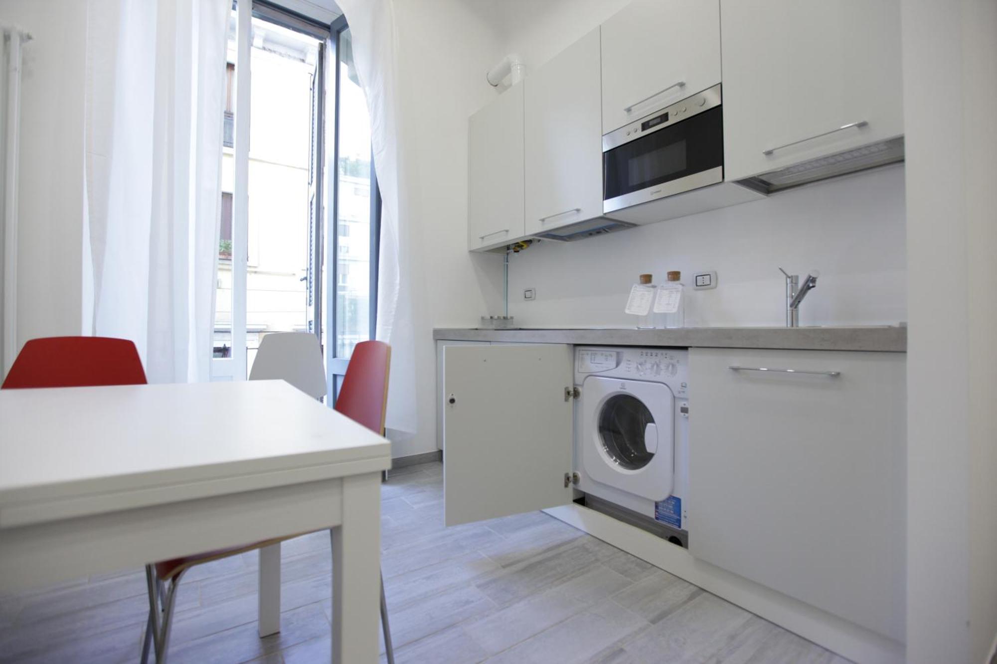 Amazing Apartment In City Center With Balcony Milão Exterior foto