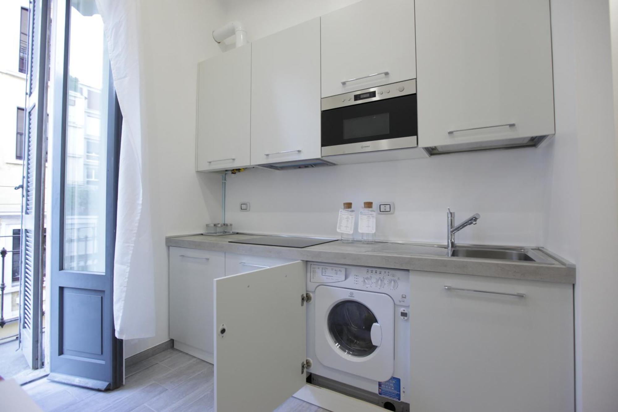 Amazing Apartment In City Center With Balcony Milão Exterior foto