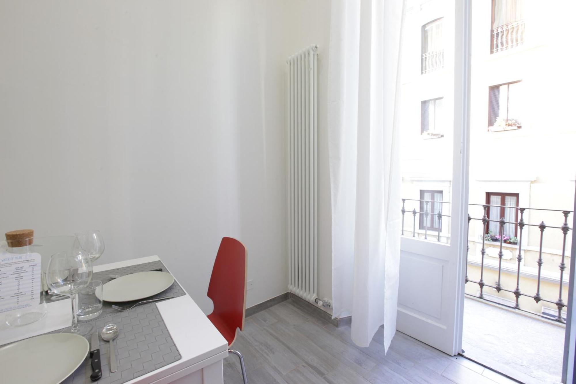 Amazing Apartment In City Center With Balcony Milão Exterior foto