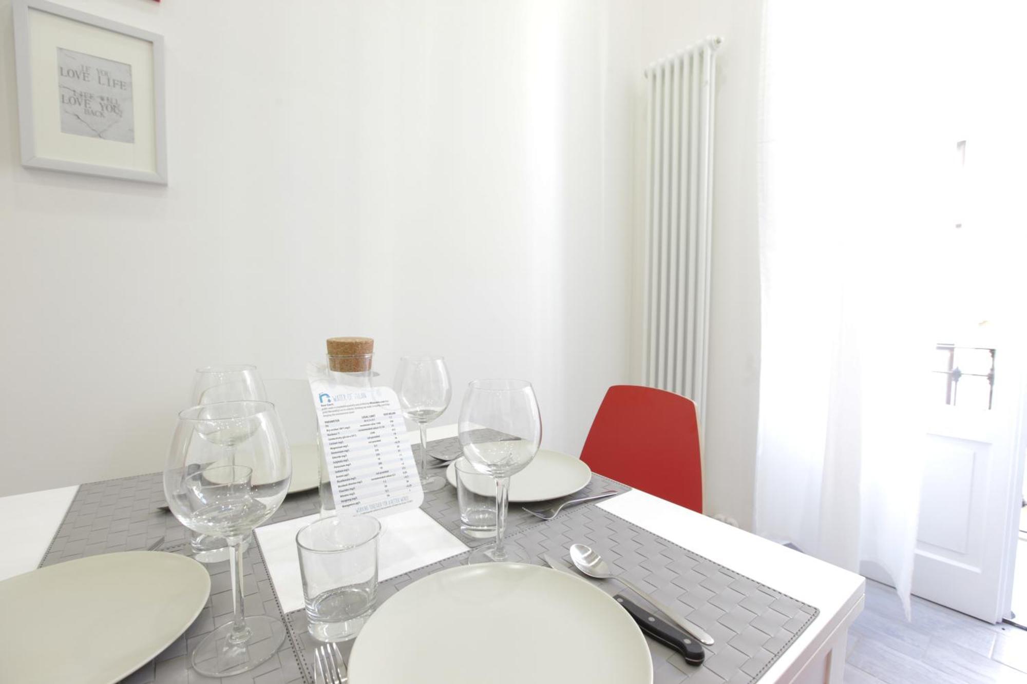 Amazing Apartment In City Center With Balcony Milão Exterior foto